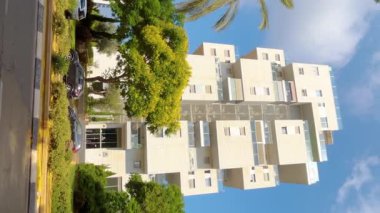 Holon bir tasarım şehri, orijinal modern yerleşim binaları, güzel şehirler. Holon Israel 4 Mayıs 2024
