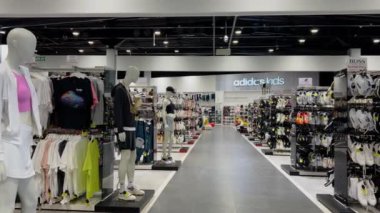 Israel Holon 7 Mayıs 2024 spor ayakkabı mağazası. Spor ayakkabı mağazası, bir sürü spor ayakkabısı. Satış, depo, alışveriş.