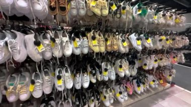 Israel Holon 7 Mayıs 2024 spor ayakkabı mağazası. Spor ayakkabı mağazası, bir sürü spor ayakkabısı. Satış, depo, alışveriş.