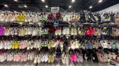 Israel Holon 7 Mayıs 2024 spor ayakkabı mağazası. Spor ayakkabı mağazası, bir sürü spor ayakkabısı. Satış, depo, alışveriş.