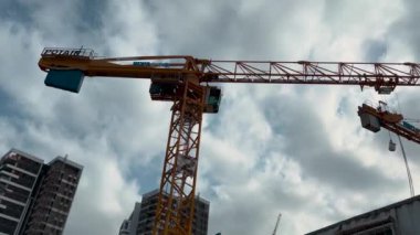 Israel Holon 2 Mayıs 2024 Emlak, inşaat vinci, modern konut binaları. Apartman dairesi, konut alanlarının rahat sokakları.