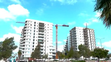 Israel Holon 2 Mayıs 2024 Emlak, inşaat vinci, modern konut binaları. Apartman dairesi, konut alanlarının rahat sokakları.