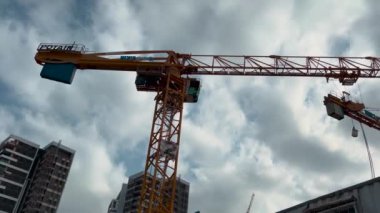 Israel Holon 2 Mayıs 2024 Emlak, inşaat vinci, modern konut binaları. Apartman dairesi, konut alanlarının rahat sokakları.