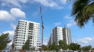 Israel Holon 2 Mayıs 2024 Emlak, inşaat vinci, modern konut binaları. Apartman dairesi, konut alanlarının rahat sokakları.