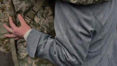 Ukraynalı asker savaşa gider, yağmurda karısına veda eder. Anavatanın savunucusu, askeri aileler.