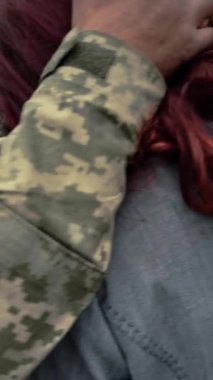 Ukraynalı asker savaşa gider, yağmurda karısına veda eder. Anavatanın savunucusu, askeri aileler.