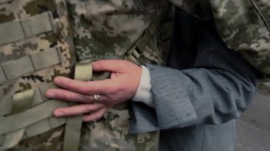 Ukraynalı asker savaşa gider, yağmurda karısına veda eder. Anavatanın savunucusu, askeri aileler.
