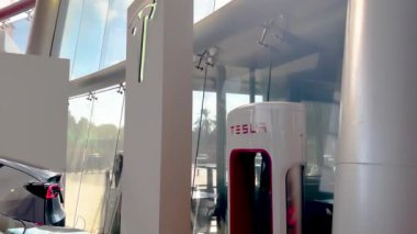 Tesla Elektrikli Araba galerisi. Şirket Logosu, İnsanlar Rishon Le Zion 'u Seçiyor. İsrail 2 Aralık 2024