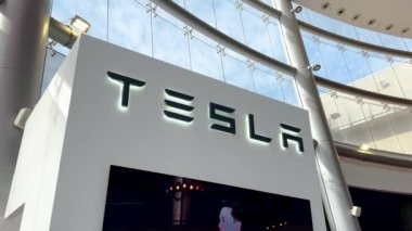 Tesla Elektrikli Araba galerisi. Şirket Logosu, İnsanlar Rishon Le Zion 'u Seçiyor. İsrail 2 Aralık 2024
