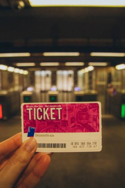 Brüksel 'deki metro bileti bir kızın elinde.