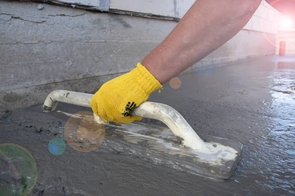 Mason Leveling Screeding Concrete Floor Base Square Trowel Front House — Stock Photo, Image