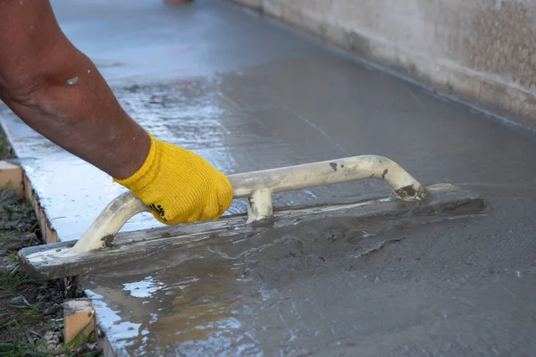 Mason Leveling Screeding Concrete Floor Base Square Trowel Front House — Stock Photo, Image