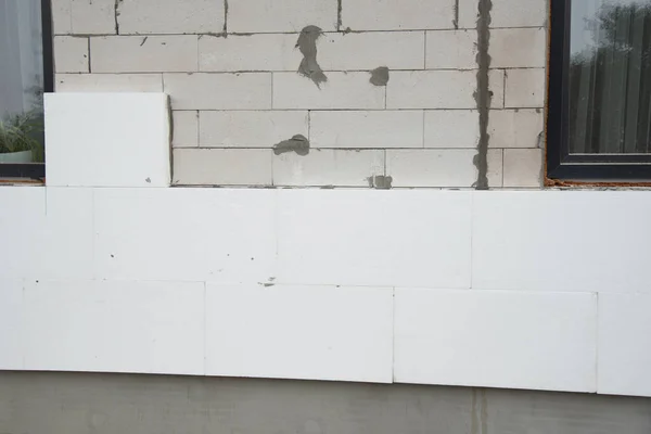 Sert Stiroköpük Yalıtım Kağıdıyla Tuğla Duvarının Yakın Plan Detayları — Stok fotoğraf