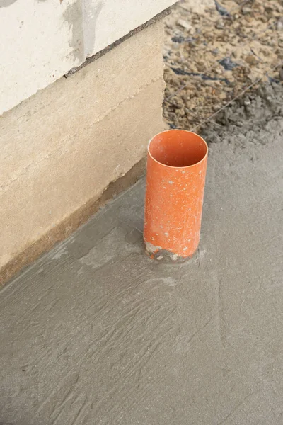 Hoek Van Het Huis Buiten Regenwaterleiding Vers Gegoten Beton Uitloop — Stockfoto