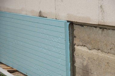 İzolasyon eklenmiş polistiren panellerin kurulumu .