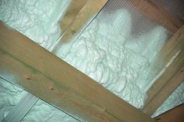 Sprey köpük yalıtımı kuruluyor. Duvarlara köpük yalıtımı püskürtün..