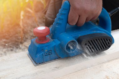 İşçi eli yakın çekim. İşlem, elektrik planörüyle planlama yapmak..