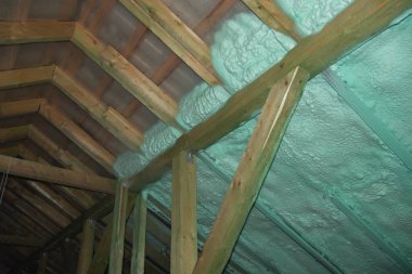 Sprey köpük yalıtımı kuruluyor. Duvarlara köpük yalıtımı püskürtün..