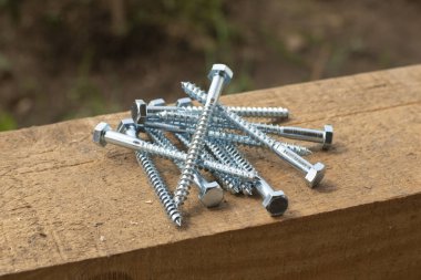 Tahta vidalar. Kereste kalıpları için pervaneler. Kendini beceren vidalar, tahta bir kirişe vidalar..