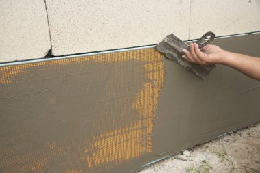 Fiberglas ağ takviye ızgarası kurma işlemi.