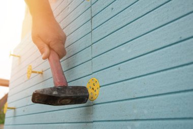 İzolasyon kurulumu polistiren paneller çıkardı. İşçi Genişletilmiş polistiren paneller kuruyor.