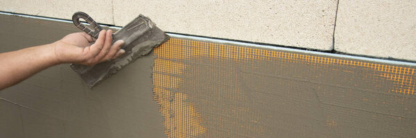 Процесс установки армирующей сетки из стеклопластика.