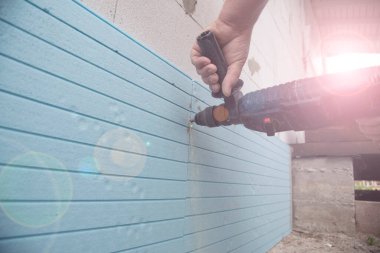 İzolasyon kurulumu polistiren paneller çıkardı. İşçi Genişletilmiş polistiren paneller kuruyor.