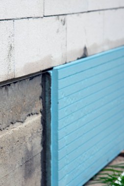 İzolasyon eklenmiş polistiren panellerin kurulumu .