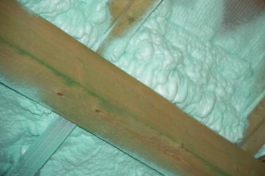 Sprey köpük yalıtımı kuruluyor. Duvarlara köpük yalıtımı püskürtün..