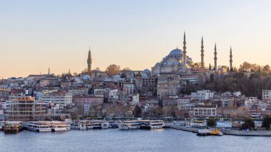 Sultanahmet 'in eski İstanbul ilçesindeki Süleyman Camii, İstanbul' da Günbatımı, İstanbul 'da Süleyman Camii, İstanbul' da eski camii ve İstanbul 'un güneşli manzarası.