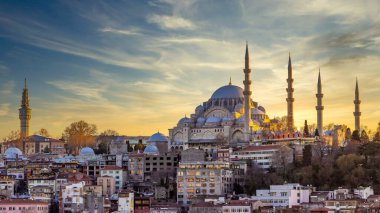 Sultanahmet 'in eski İstanbul ilçesindeki Süleyman Camii, İstanbul' da Günbatımı, İstanbul 'da Süleyman Camii, İstanbul' da eski camii ve İstanbul 'un güneşli manzarası.
