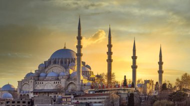 Sultanahmet 'teki Sultanahmet Camii İstanbul, Türkiye' nin eski bir ilçesi, İstanbul 'da Günbatımı, Süleyman Camii, İstanbul' un güzel güneşli manzarası, İstanbul 'da eski cami gezisi ve tatil, Türkiye.