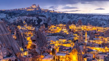 Alacakaranlıktaki Goreme Şehri, Kapadokya, Türkiye 'deki balon filimlerinin ünlü turizm merkezi, dağdan alacakaranlık şehri, Goreme' in Gece Manzarası, Kapadokya, Türkiye.