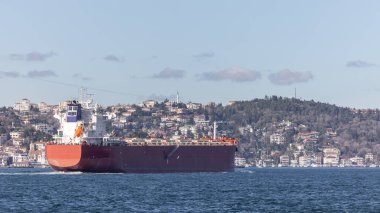 İstanbul, Türkiye veya Türkiye 'deki Boğaz Köprüsü, Avrupa' yı Asya 'ya bağlayan Boğaz, İstanbul, Türkiye' deki Tanker gemisi.
