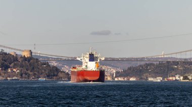 İstanbul, Türkiye veya Türkiye 'deki Boğaz Köprüsü, Avrupa' yı Asya 'ya bağlayan Boğaz, İstanbul, Türkiye' deki Tanker gemisi.
