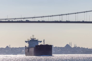 İstanbul, Türkiye veya Türkiye 'deki Boğaz Köprüsü, Avrupa' yı Asya 'ya bağlayan Boğaz, İstanbul, Türkiye' deki Tanker gemisi.