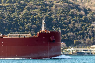 İstanbul, Türkiye veya Türkiye 'deki Boğaz Köprüsü, Avrupa' yı Asya 'ya bağlayan Boğaz, İstanbul, Türkiye' deki Tanker gemisi.