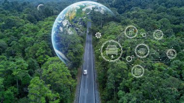 Ormandan geçen elektrikli araç, çevre için EV elektrik enerjisi, sürdürülebilir enerji tahsis hedefleri yeşil enerji, ekosistem sağlıklı çevre yolculuğu