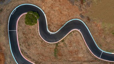 Havadan bakıldığında motorsporu yarış pisti asfalt pisti pisti yarış pisti eğrisi, yukarıdan eğimli yarış pisti görüntüsü, asfalt pisti ve eğrisi..