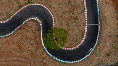 Havadan bakıldığında motorsporu yarış pisti asfalt pisti pisti yarış pisti eğrisi, yukarıdan eğimli yarış pisti görüntüsü, asfalt pisti ve eğrisi..