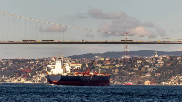 İstanbul, Türkiye veya Türkiye 'deki Boğaz Köprüsü, Avrupa' yı Asya 'ya bağlayan Boğaz, İstanbul, Türkiye' deki Tanker gemisi.