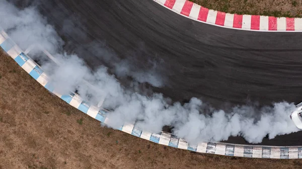 Luftaufnahme Weißes Auto Driftet Mit Viel Rauch Von Brennenden Reifen — Stockfoto