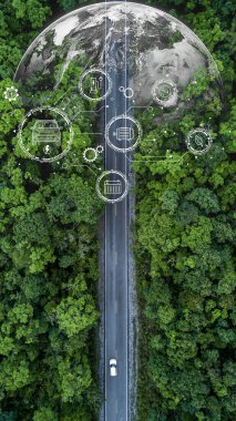 Ormandan geçen elektrikli araç, çevre için EV elektrik enerjisi, sürdürülebilir enerji tahsis hedefleri yeşil enerji, ekosistem sağlıklı çevre yolculuğu.