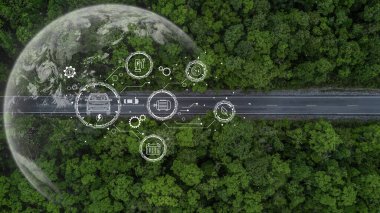 Elektrikli araba ve çevre için EV elektrik enerjisi, orman yolunda EV otomobili, orman boyunca dünya gezegeni, ekosistem sağlıklı çevre, doğayla elektrikli araba, Dünya 'yı Koru, Enerjiyi Koru.