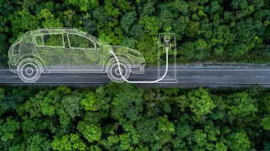 Ormandan geçen elektrikli araç, çevre için EV elektrik enerjisi, sürdürülebilir enerji tahsis hedefleri yeşil enerji, ekosistem sağlıklı çevre yolculuğu