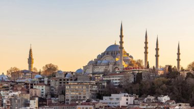 Sultanahmet 'in eski İstanbul ilçesindeki Süleyman Camii, İstanbul' da Günbatımı, İstanbul 'da Süleyman Camii, İstanbul' da eski camii ve İstanbul 'un güneşli manzarası.