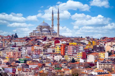İstanbul 'da mavi gökyüzü geçmişe sahip renkli konut alanına sahip Süleyman Camii, Türkiye, İstanbul Camii Süleyman minaresi, renkli evleri, İstanbul manzarası, Türkiye.