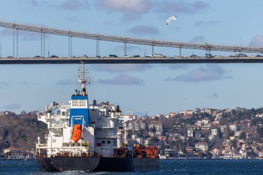 İstanbul, Türkiye veya Türkiye 'deki Boğaz Köprüsü, Avrupa' yı Asya 'ya bağlayan Boğaz, İstanbul, Türkiye' deki Tanker gemisi.