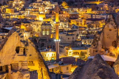 Gece Goreme kasabası, Kapadokya, Türkiye 'de balon uçuşlarının ünlü turizm merkezi, dağdan gece lambası Goreme Şehri, Goreme Gece Manzarası, Kapadokya, Türkiye.