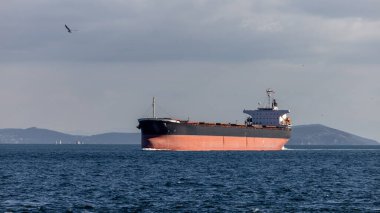 İstanbul, Türkiye veya Türkiye 'deki Boğaz Köprüsü, Avrupa' yı Asya 'ya bağlayan Boğaz, İstanbul, Türkiye' deki Tanker gemisi.